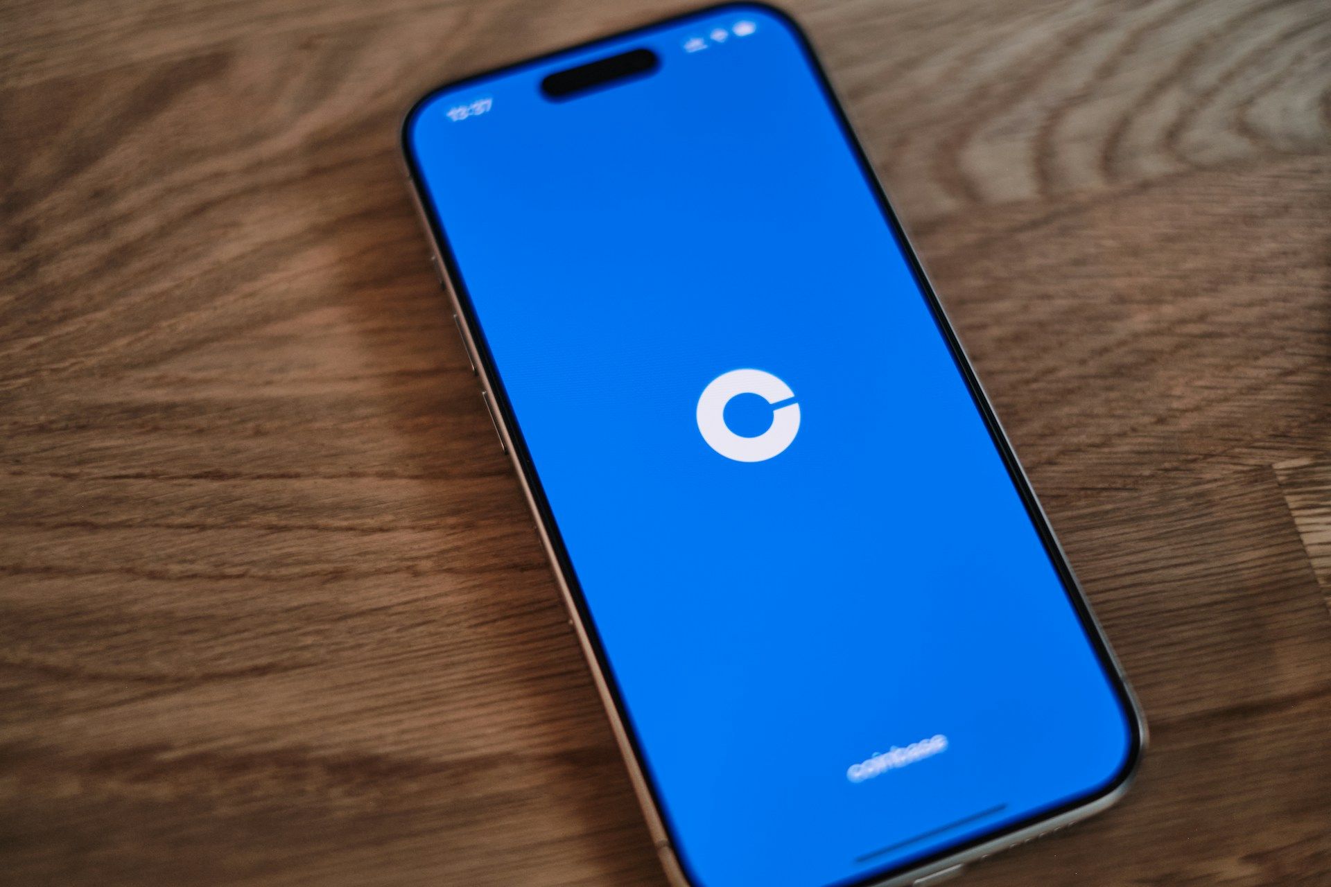 شاشة فتح تطبيق Coinbase على الهاتف المحمول